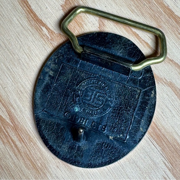 Vɪɴᴛᴀɢᴇ BTS 1981 Sᴏʟɪᴅ Bʀᴀss Oᴠᴀʟ Bᴇʟᴛ Bᴜᴄᴋʟᴇ ᴡɪᴛʜ Cʟᴏᴠᴇʀʟᴇᴀꜰ Pᴀɪsʟᴇʏ Dᴇsɪɢɴ - Picture 9 of 11